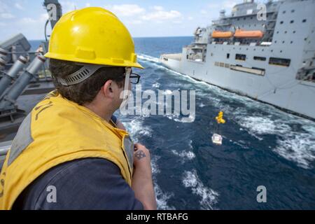 U.S. 5ÈME ZONE DES OPÉRATIONS DE LA FLOTTE (fév. 2, 2019) - Maître de Manœuvre Jonathan 2ème classe Azcanio observe que les fournitures sont transférées de la Lewis and Clark-classe de marchandises et de munitions ship USNS Alan Shepard (T-AKE 3) à l'île de Whidbey-class amphibious landing ship dock USS Fort McHenry (LSD 43) au cours d'un ravitaillement en mer. Le Fort McHenry fait partie de la groupe amphibie Kearsarge et, avec l'entrepris 22e Marine Expeditionary Unit, est déployé sur le 5e flotte américaine zone d'opérations à l'appui des opérations navales pour assurer la stabilité et la sécurité maritime dans la région du centre, Banque D'Images