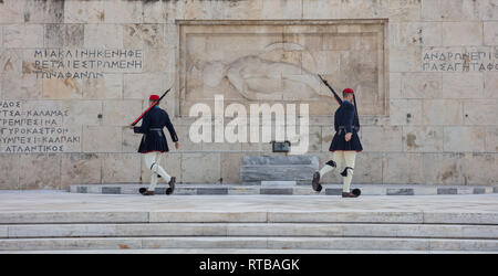 19 février, 2019. Grèce Athènes, la place Syntagma, le parlement grec. Le port de protections d'hiver traditionnel uniforme, marchant devant des inconnu soldi Banque D'Images