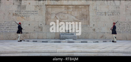 19 février, 2019. Grèce Athènes, la place Syntagma, le parlement grec. Le port de protections d'hiver traditionnel uniforme, en face de la tombe du soldat inconnu, Banque D'Images