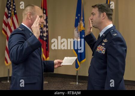 Le Colonel Robert I. Kinney, 188ème commandant de l'Escadre, administre le serment d'office au colonel Jérémie S. Gentry, commandant du Groupe de la 188e, au cours de la cérémonie à la promotion de la gentry Ebbing Air National Guard Base, Fort Smith, Ark., le 2 février 2019. Gentry a été une 188ème membre de l'aile depuis 2011 et a joué un rôle déterminant dans la création de ses MQ-9 avions téléguidés mission. Banque D'Images