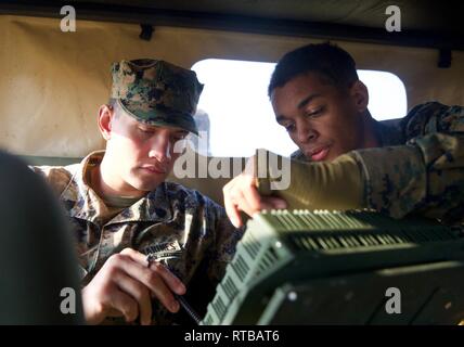 Le Cpl. Christian Kirkley, un sol systèmes de transmission électronique du bataillon logistique de combat responsable avec 31, enseigne le Sgt. Alfredo Robelo comment faire fonctionner la plate-forme de commandement de combat mixte 2 Assistance-Disaster pendant une simulation de mission de secours humanitaire à White Beach installation navale, Okinawa, Japon, le 2 février 2019. Kirkley, originaire de Dallas, Texas, a obtenu son diplôme de L.D. L'École secondaire Bell en mai 2015 avant de s'enrôler chez RS Bedford en mai 2016. Robelo, originaire d'Elgin, Illinois, est diplômé de l'Elgin High School de janv. 2009 avant de s'enrôler chez RS Carpentersville en mai 2009. Bec-31 prov Banque D'Images