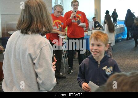 Les participants au concours reçoivent des prix au cours de la 8e édition de la brique par brique LEGO shipbuilding tenue le samedi 2 février 2019. L'événement était organisé par l'Hampton Roads Naval Museum, en collaboration avec l'hôtel Hampton Roads Naval Historical Foundation de concert avec ses partenaires de la communauté et la zone marine des commandes. Banque D'Images