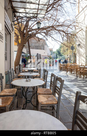 19 février, 2019. Athènes, Grèce, Monastiraki, Plaka, l'extérieur vide cafe tables et chaises dans la rangée sur rue pavée Banque D'Images