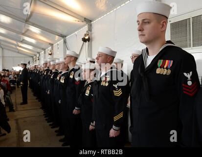 GROTON, Connecticut, (fév. 2, 2019) les marins en formation au cours de l'stand cérémonie de mise en service de l'USS South Dakota (SSN 790). Le Dakota du Sud est le 17e de la Marine américaine Virginia-classe, sous-marin d'attaque rapide et le troisième navire du nom de l'État du Dakota du Sud. Banque D'Images