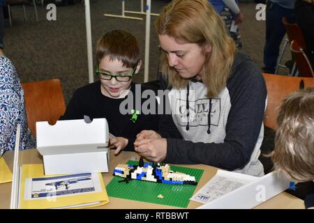 Des scènes de franche de la 8e édition de la brique par brique LEGO Cas de la construction navale, qui s'est tenu le samedi 2 février 2019. L'événement était organisé par l'Hampton Roads Naval Museum en collaboration avec le Hampton Roads Naval Historical Foundation et les organismes communautaires avec l'objectif d'apporter des souches et de l'enseignement de l'histoire navale à la communauté. Les visiteurs de cet événement annuel a participé à un concours de construction navale, apprécié l'exposition statique de modèles LEGO professionnel, et une foule d'autres activités connexes. Cette année, l'événement a eu lieu à la moitié Decker Moone Cruise Center à Norfolk, Virginie et att Banque D'Images