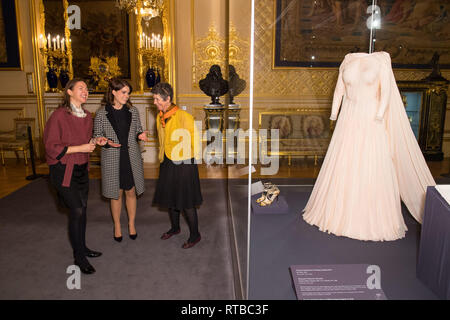 La princesse Eugénie parle avec Conservateur principal Caroline de Guitaut (à gauche) et Chef des Expositions Theresa-mary Morton (droite) comme elle estime que son robe de mariage de soirée, partie d'un affichage de ses tenues de mariage dans une nouvelle exposition au château de Windsor. Banque D'Images