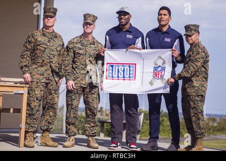 NFL alumni Donnie Edwards, au centre à droite, et Steven Jackson, centre, visité des Marines et marins le 3 février 2019, à l'USO sur Camp Kinser, Okinawa, Japon. L'USO invité Edwards et Jackson à la visite des installations militaires à Okinawa, au Japon afin de visiter les membres de service et pour le moral au cours de la hauteur de la saison de football. Banque D'Images