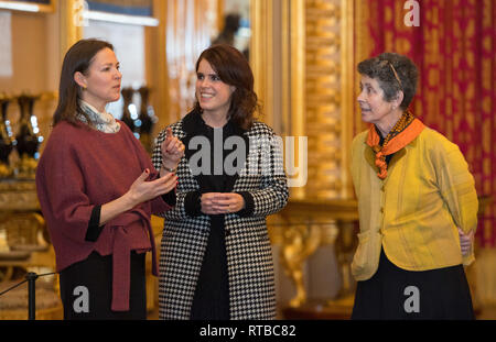 La princesse Eugénie parle avec Conservateur principal Caroline de Guitaut (à gauche) et Chef des Expositions Theresa-mary Morton (à droite) lors d'un affichage d'un écran de ses tenues de mariage dans une nouvelle exposition au château de Windsor. Banque D'Images