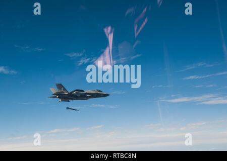 Un F-35B Lightning II avec le F-35B détachement de Marines de l'Escadron 262 de moyenne à rotors basculants (renforcé) libère une bombe guidée sur l'unité cible-au-dessus de l'océan Pacifique, le 3 février 2019. Le détachement naval aviators avec fly le Marine Corps, offre multi-rôle le plus avancé, le chasseur F-35B. La 31e unité expéditionnaire de marines, le Corps des Marines' seulement continuellement de l'avant-MEU déployée en partenariat avec le groupe amphibie Wasp, fournit un moyen souple et la force meurtrière prêt à réaliser une vaste gamme d'opérations militaires comme la première force d'intervention de crise dans la région Indo-Pacifique. Banque D'Images