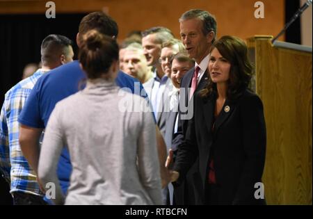 Gov. Kristi Noem, 33e gouverneur du Dakota du Sud, avec la délégation du Congrès du Dakota du Sud du Dakota du Sud et les hauts dirigeants de la Garde nationale, agiter les mains et officiellement la bienvenue accueil membres de la 114e Escadre de chasse à Sioux Falls, S.D., le 3 février 2019. Accueil Bienvenue La cérémonie a eu lieu à reconnaître les aviateurs de la 114e Escadre de chasse qui ont déployés dans le cadre de l'état de l'air le plus important et l'espace expeditionary force (AEF) mission. Banque D'Images