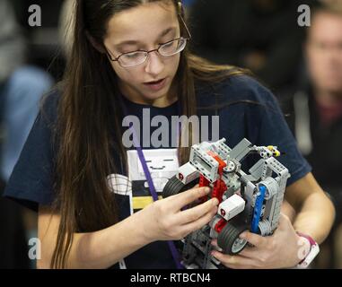 Blankenship, Tabitha, 13 œuvres sur le buzz, buzz, Sting Sting robot de l'équipe au cours de la FIRST LEGO League tournoi de championnat dans l'Ohio Nutter Center sur Wright State University, Dayton, le 3 février 2019. L'événement, parrainé et dirigé par la Wright-Patterson Air Force Base, bureau d'études pour concevoir les élèves aux prises avec des robots capables d'effectuer une série de tâches dans un domaine défini. Banque D'Images