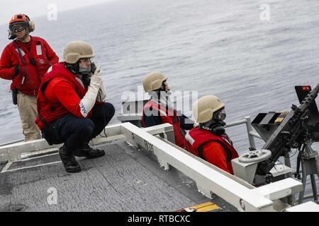 L'OCÉAN ATLANTIQUE (Feb 3,2019) marins affectés au département d'armes à bord du porte-avions de classe Nimitz USS ABRAHAM LINCOLN (CVN 72) participer à un exercice de tir réel. Abraham Lincoln est en cours la réalisation de l'unité de formation composite (exercice COMPTUEX) Groupe aéronaval avec (CSG) 12. Les composantes de la CSG 12 incarner une "équipe-de-équipes" concept, combinant la technologie surface, air et systèmes informatique pour créer et maintenir la capacité opérationnelle. Cela leur permet de se préparer et mener des opérations globales, efficaces et durables ont le commandement et contrôle, et faire preuve de dévouement comm Banque D'Images