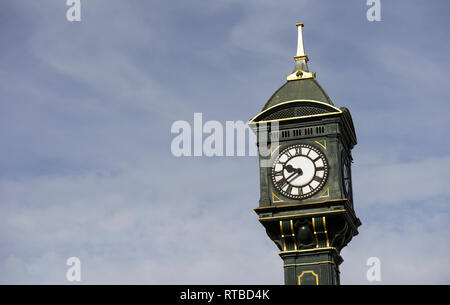 Le Chamberlain, une horloge en fonte de style édouardien réveil dans le quartier des bijoutiers de Birmingham, Angleterre. Banque D'Images