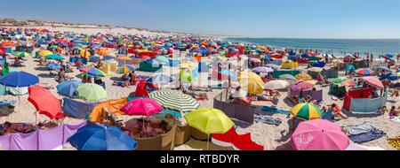 Praia da Barra, parasols et de brise-vent Banque D'Images