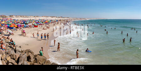 Praia da Barra, parasols et de brise-vent Banque D'Images