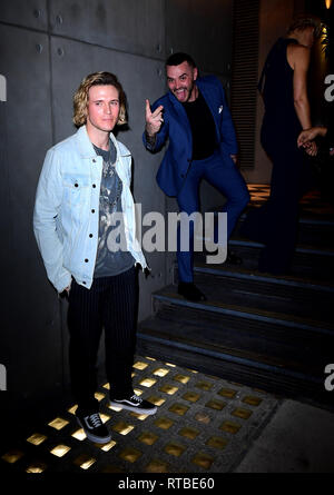 NOTE DU RÉDACTEUR GESTE Dougie Poynter et Matt Willis (droite) lors du lancement de la nouvelle collection suivante à Marylebone Hotel, Londres. Banque D'Images