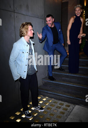 NOTE DU RÉDACTEUR GESTE Dougie Poynter et Matt Willis (droite) lors du lancement de la nouvelle collection suivante à Marylebone Hotel, Londres. Banque D'Images