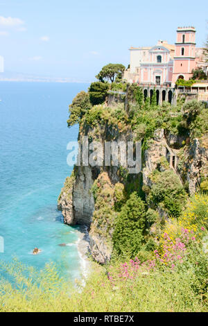 Vue panoramique de Vico Equense avec l'église de Santissima Annunziata sur la falaise au-dessus de la mer, le Vésuve en arrière-plan, à Sorrento's peninsul Banque D'Images