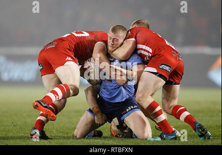 St Helens Saints' Luke Thompson est abordé par Salford Red Devils' Kris saumurage (à gauche) et Joey Lussick (à droite), lors de la Super League match au stade AJ Bell, Salford. Banque D'Images