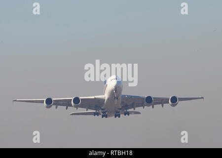 Un Airbus A380 de Singapore Airlines à la ligne après le décollage de l'aéroport d'Heathrow à Londres, Royaume-Uni. Banque D'Images