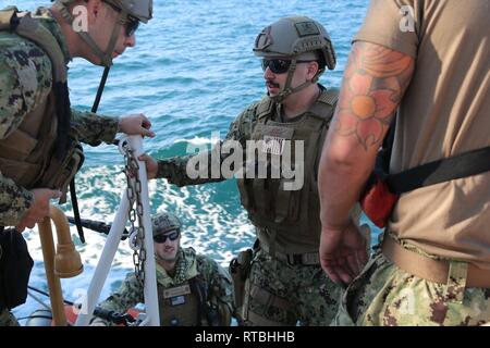 Golfe Arabique (fév. 07, 2019) U.S. Coast Guard Le lieutenant J.G. James Rizzo s'apprête à entrer dans une petite embarcation à bord bateau de patrouille de classe de l'île Maui USCGC (WPB 1304). Maui est l'avant-déployés dans la 5e flotte américaine zone d'opérations à l'appui des opérations navales pour assurer la stabilité et la sécurité maritime dans la région Centrale, reliant la Méditerranée et le Pacifique à travers l'ouest de l'Océan indien et trois points d'étranglement stratégiques. Banque D'Images