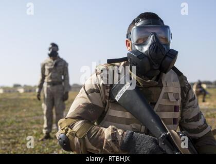 Un membre de la Special operations forces marocaines est titulaire de la sécurité tout en un de la Marine américaine avec des Force-Crisis Response-Africa Tâche air-sol marin 19.1, Forces maritimes de l'Europe et l'Afrique, supervise pendant une manifestation de la coopération en matière de sécurité-théâtre à Tifnit, Maroc, 7 février 2019. SPMAGTF-CR-AF est un tour de force déployée pour effectuer d'intervention en cas de crise et théâtre-opérations de sécurité en Europe et l'Afrique. Banque D'Images