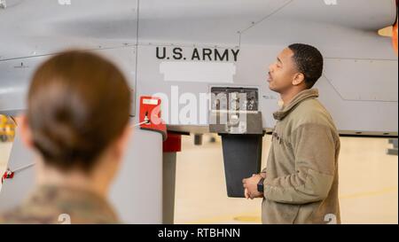 La CPS. Keith Grayson III, un réparateur unmanned aircraft systems avec Fenix Company, 1er Bataillon de Reconnaissance, d'attaque, 1er Régiment d'aviation, 1re Brigade d'aviation de combat, 1re Division d'infanterie, montre aux élèves de la Kansas State University Campus Polytechnique autour de la MQ-1C Eagle gris sur 7 février 2019, à Fort Riley, Kansas. L'aigle est un gris, à altitude moyenne, longue endurance unmanned aircraft system utilisé pour le flânage sur une zone et l'envoi de retour de l'imagerie en temps réel des activités sur le terrain. Banque D'Images