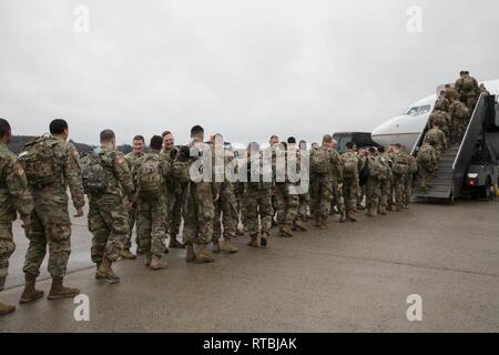 HANSCOM AIR FORCE BASE, Massachusetts - membres de la compagnie C 1-181st Infantry Regiment sont accueillis par la direction de la Garde nationale du Massachusetts comme ils partent pour leur déploiement. Banque D'Images