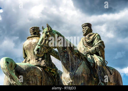 Statue en bronze de Garibaldi et le roi Vittorio Emanuele se serrer la main après l'unification de l'Italie, dans la piazza Mino da Fiesole, Florence, Toscane, Italie Banque D'Images