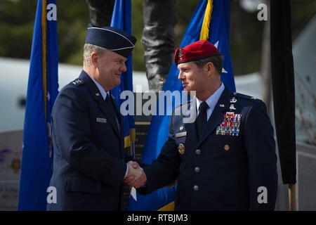 Le lieutenant général de l'US Air Force Brad Webb (à gauche), commandant de l'Air Force Special Operations Command, félicite le brigadier de l'US Air Force. Le général Claude K. Tudor, Jr., commandant de la 24e Escadre d'opérations spéciales, au cours d'une cérémonie à Hurlburt Field, en Floride, le 8 février 2019. En tant que commandant de la 24e Escadre d'opérations spéciales, Tudor est chargé de préparer les équipes tactiques spéciales de l'Armée de l'air de faire global air, espace, et les cyber-enabled des opérations spéciales dans tout le spectre des conflits, à se préparer, à se battre et gagner la guerre. Banque D'Images