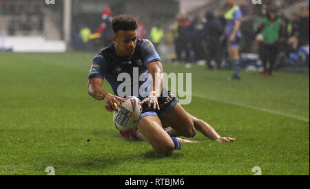 St Helens Saints' Regan Grace va au-dessus pour un essai contre Salford Red Devils, lors de la Super League match au stade AJ Bell, Salford. Banque D'Images