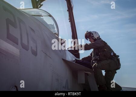 ) VIRGINIA BEACH, en Virginie (fév. 8, 2019). Leslie Mintz, directeur général de la "Blacklions" de Strike Fighter Squadron (VFA) 213, monte dans un F/A-18F Super Hornet à bord Naval Air Station Oceana. Mintz a été l'un des participants à la première marine tous-femelle flyover lors des funérailles de l'ancien capitaine Rosemary Mariner. Banque D'Images