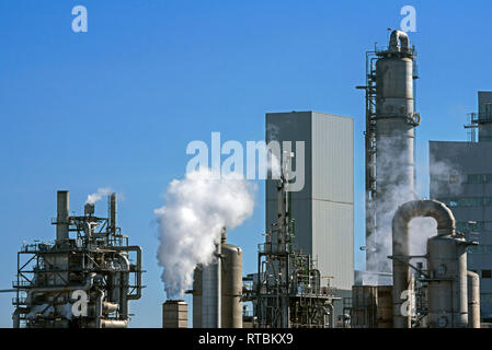 La fumée des cheminées à Industrial Estate montrant la production chimique BASF site dans le port d'Anvers, Belgique Banque D'Images