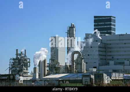 La fumée des cheminées à Industrial Estate montrant la production chimique BASF site dans le port d'Anvers, Belgique Banque D'Images