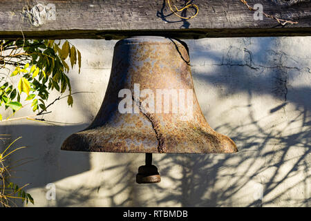 Ancien monastère suspendu rouillé et bell sur une poutre en bois, Monterey, Californie Banque D'Images