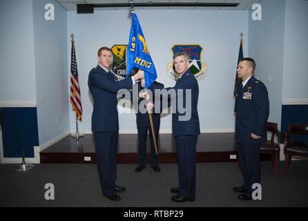 Oregon Air National Guard Le Colonel Jonathan Vinson prend le commandement du 142e Groupe médical en acceptant l'escadron guidon de président de séance, le colonel Adam Sitler, commandant de la 142e Escadre de chasse, lors de la cérémonie de passation de commandement de l'unité, le 9 février 2019, la base de la Garde nationale aérienne de Portland, Ore. Banque D'Images