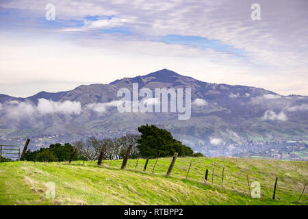 Vue depuis Las Trampas désert régional vers le Mont Diablo sur un jour nuageux, couvert, en Californie Banque D'Images