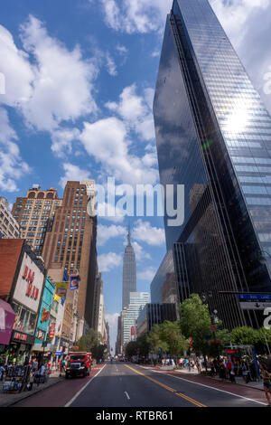 Un Penn Plaza en W 34 st, Bank of America Financial Centre et Empire State Building, Manhattan, New York USA Banque D'Images