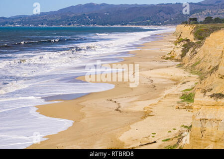 Les falaises et la plage de Half Moon Bay, Californie Banque D'Images