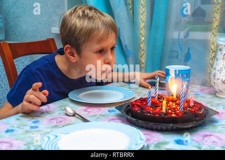 Adorable gamin de quatre ans célébrant son anniversaire et smearing cake maison faits maison. D'anniversaire pour les enfants. Banque D'Images