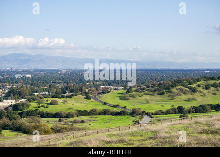 Vue en direction de San Jose et San Francisco Bay de la Stanford lave Hills, Californie Banque D'Images