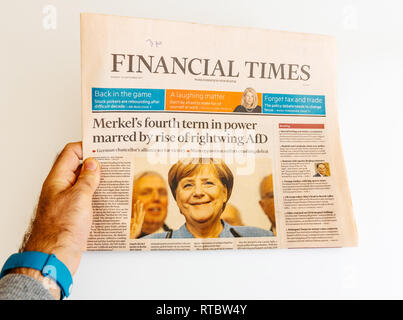 PARIS, FRANCE - Sep 25, 2017 : Financial Times avec portrait d'Angela Merkel après l'élection en Allemagne pour le Chancelier de l'Allemagne, le chef du gouvernement fédéral Banque D'Images