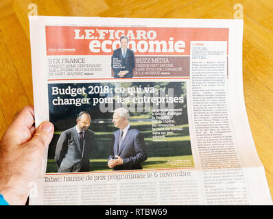 PARIS, FRANCE - Sep 25, 2017 : journal international sur l'économie française avec Edouard Philippe et Bruno Le Maire, le Budget de 2018 Banque D'Images