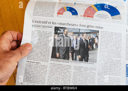 PARIS, FRANCE - Sep 25, 2017 : journal international sur Emmanuel Macron Président français et le Premier ministre français Edouard Philippe Banque D'Images