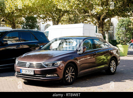 STRASBOURG, FRANCE - Sep 22, 2017 Nouveau : l'allemand Volkswagen Passat berline limousine voiture garée dans la rue Banque D'Images