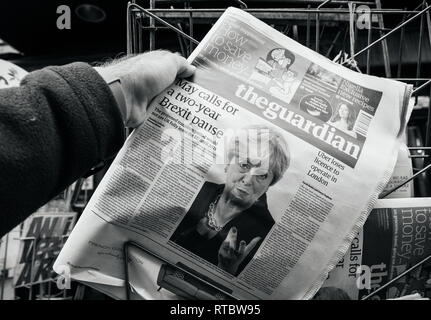 PARIS, FRANCE - Sep 25, 2017 : l'achat dernière le journal The Guardian de kiosque de presse Nouvelles de freinage avec Theresa Mai Le Premier ministre britannique 'Brexit retardé de deux ans. Banque D'Images