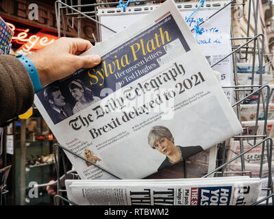 PARIS, FRANCE - Sep 23, 2017 : l'achat dernière le Daily Telegraph de kiosque de presse Nouvelles de freinage avec Theresa Mai Le Premier ministre britannique 'Brexit retardée pour2021' Banque D'Images