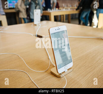 PARIS, FRANCE - Sep 22, 2017 : Nouveau iPhone 8 et iPhone 8 Plus, ainsi la mise à jour Montre Apple, Apple TV est en vente aujourd'hui à Apple Store avec le téléphone sur la table en bois Banque D'Images