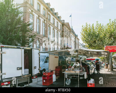 STRASBOURG, FRANCE - Sep 22, 2017 : viande Charcuterie décroche à un marché de producteurs le samedi à la place Broglie, Strasbourg, en face de l'Hôtel de Ville Banque D'Images