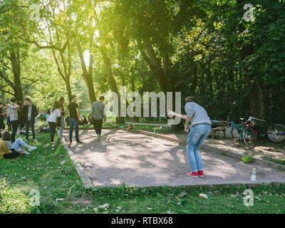 STRASBOURG, FRANCE - Sep 24, 2017 : les jeunes ou les étudiants à un événement d'équipe jouant pétanque dans un parc public Banque D'Images